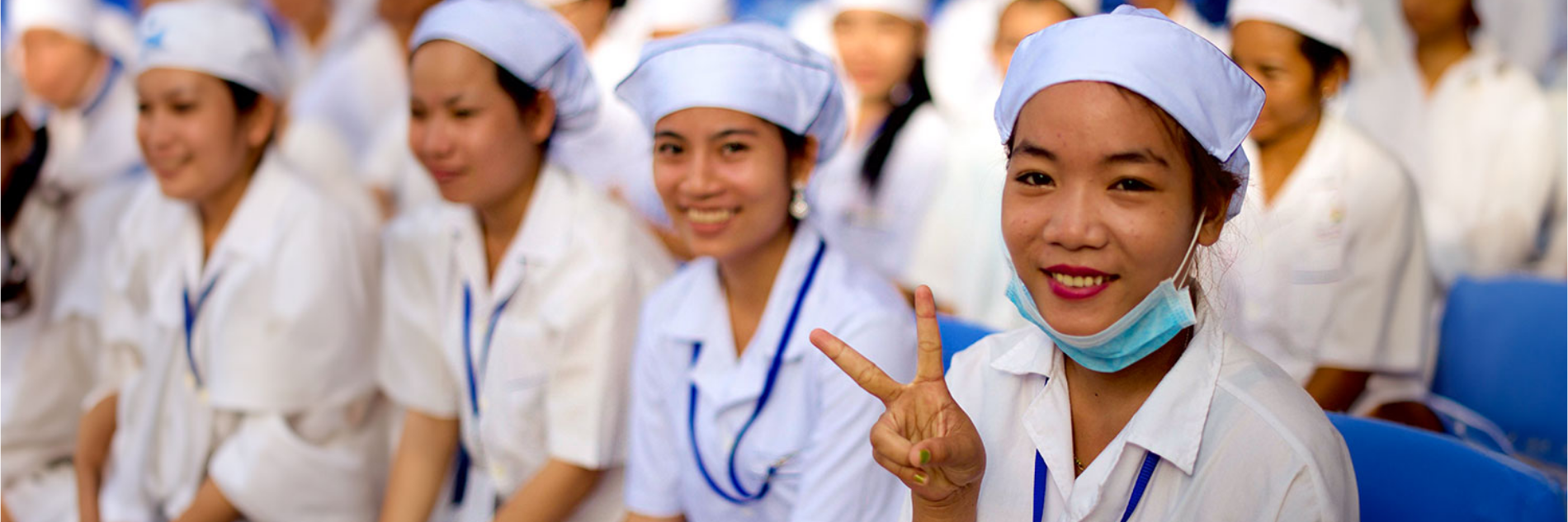 Vrouwelijke oogzorgprofessionals in trainingsruimte