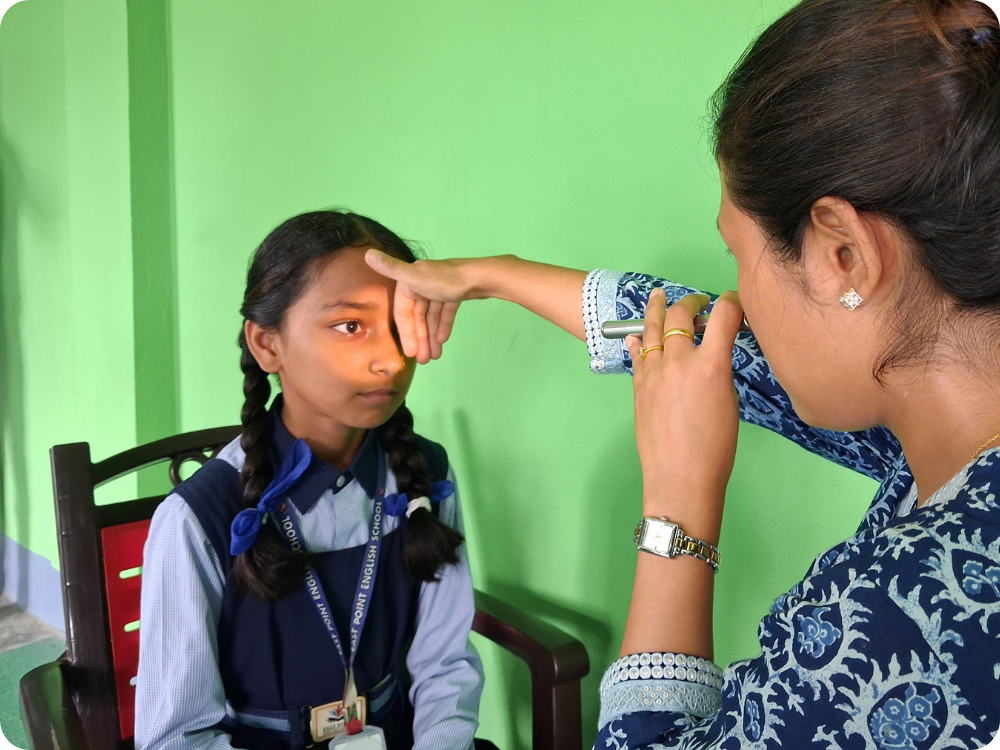 Nepal oogscreening meisje door medewerker Eye Care Foundation