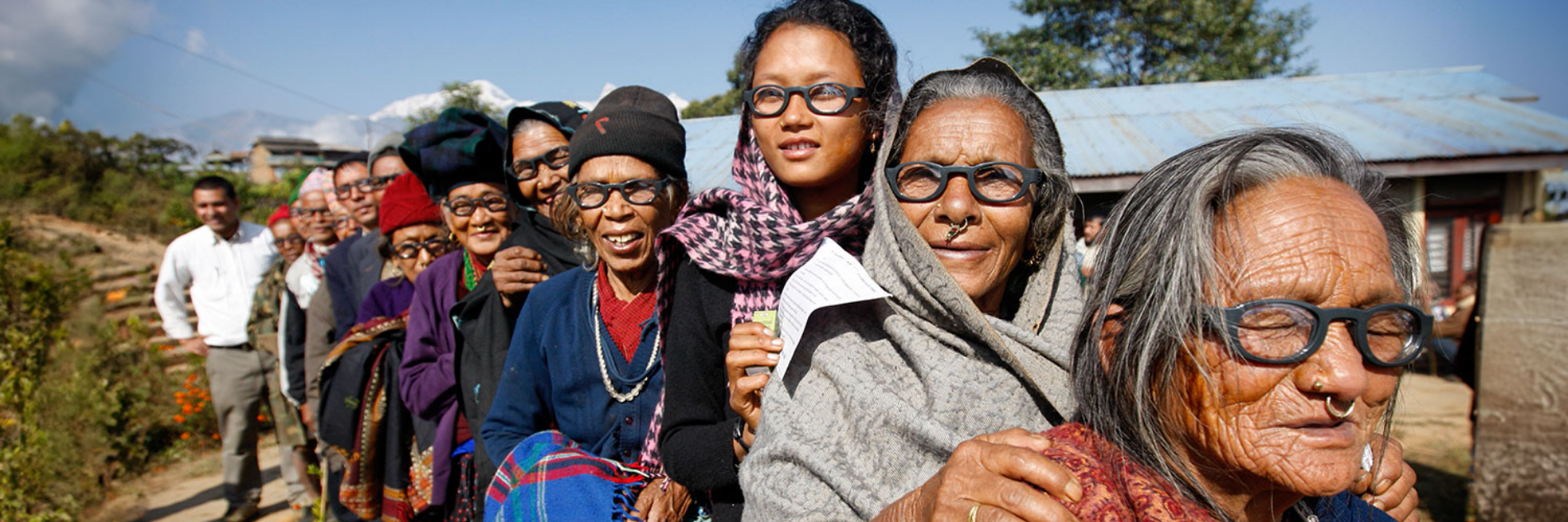 Vrouwen lopen in Nepal in polonaise met bril op hun hoofd