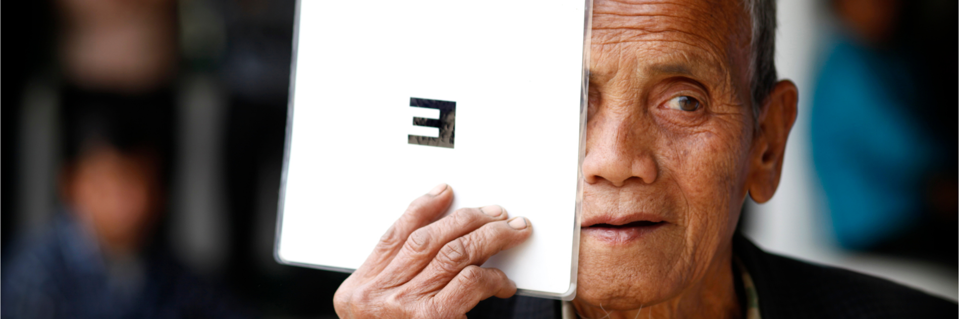 Man met uitgesneden letter op papier voor zijn oog voor oogscreening