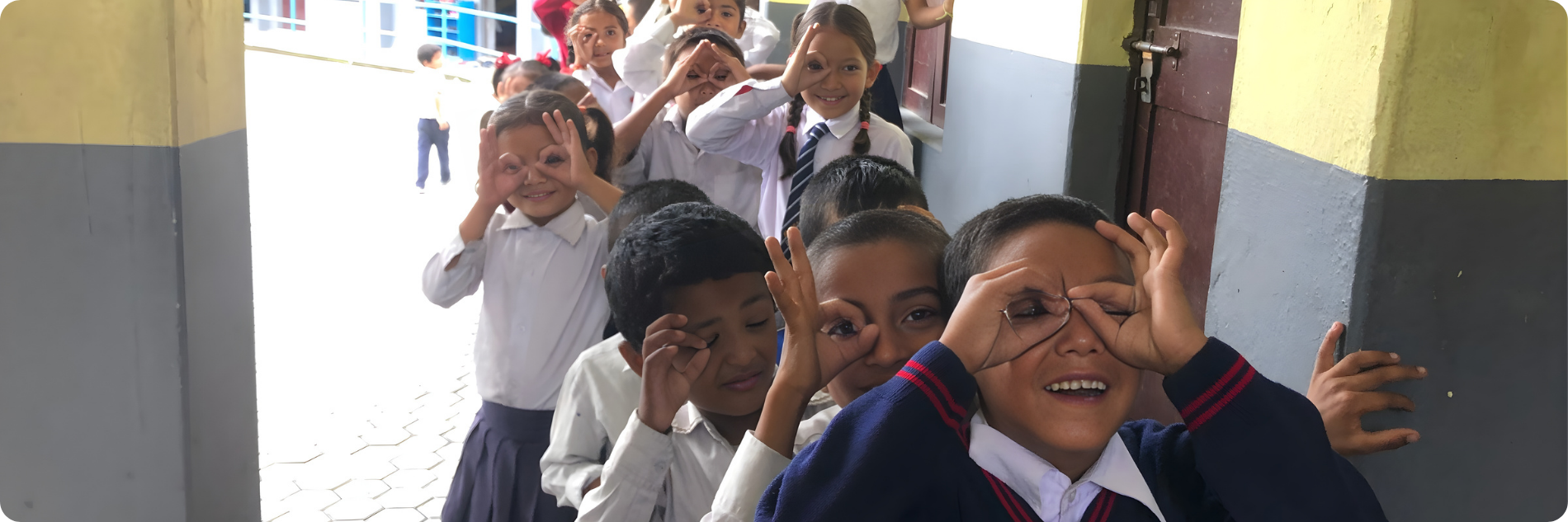 Kinderen in Tanzania lopen in polonaise en doen oogteken