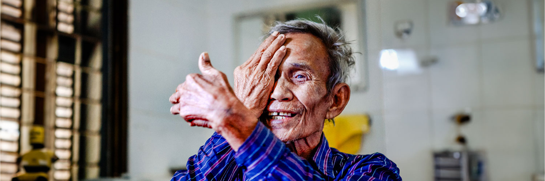 Oudere man krijgt oogscreening van Eye Care Foundation