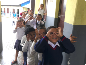 Kinderen in Tanzania lopen in polonaise en doen oogteken