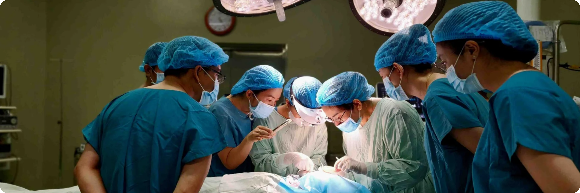 Operatiekamer waar oogoperatie plaatsvindt