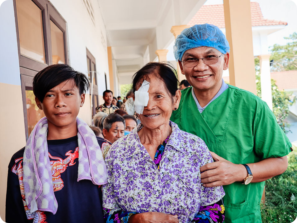 Slechtziende oma met kleinzoon en oogarts in een kliniek in Cambodja