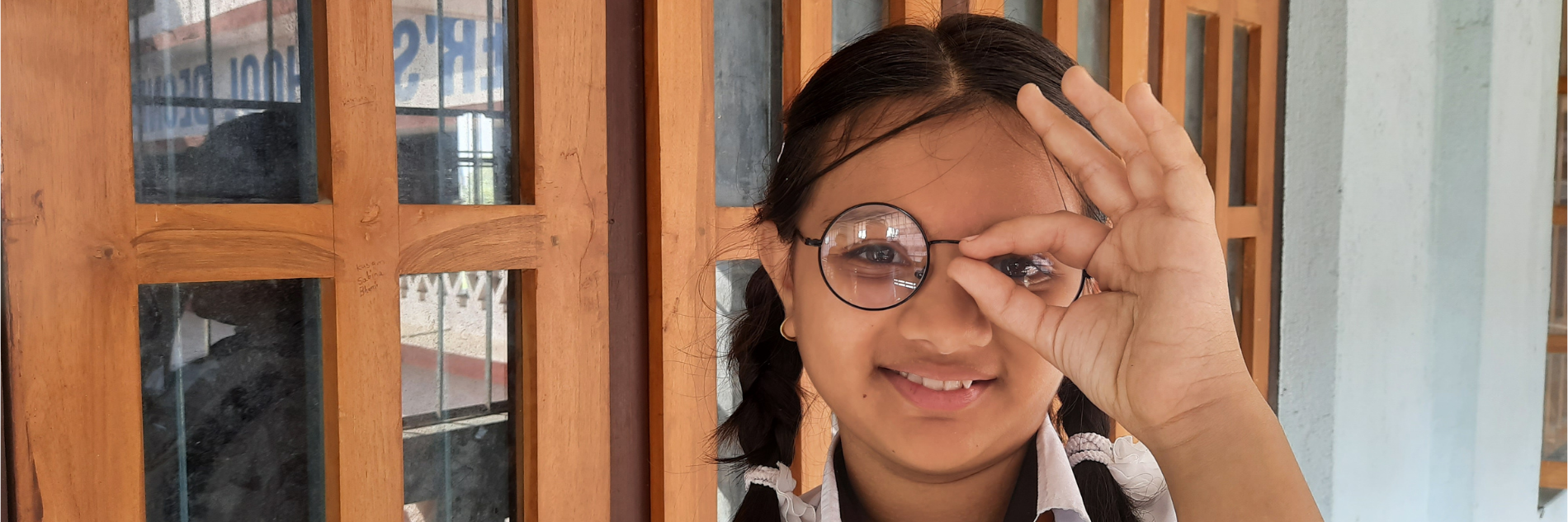 Meisje met bril in Nepal