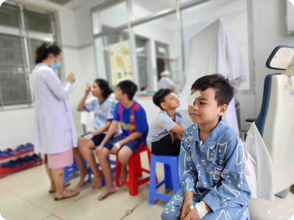 Jongetje na oogoperatie mogelijk gemaakt door Eye Care Foundation