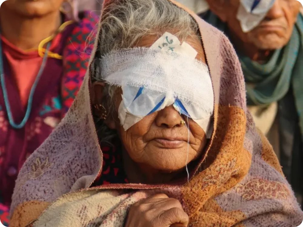 Vrouw na staaroperatie in Nepal met oogbescherming op