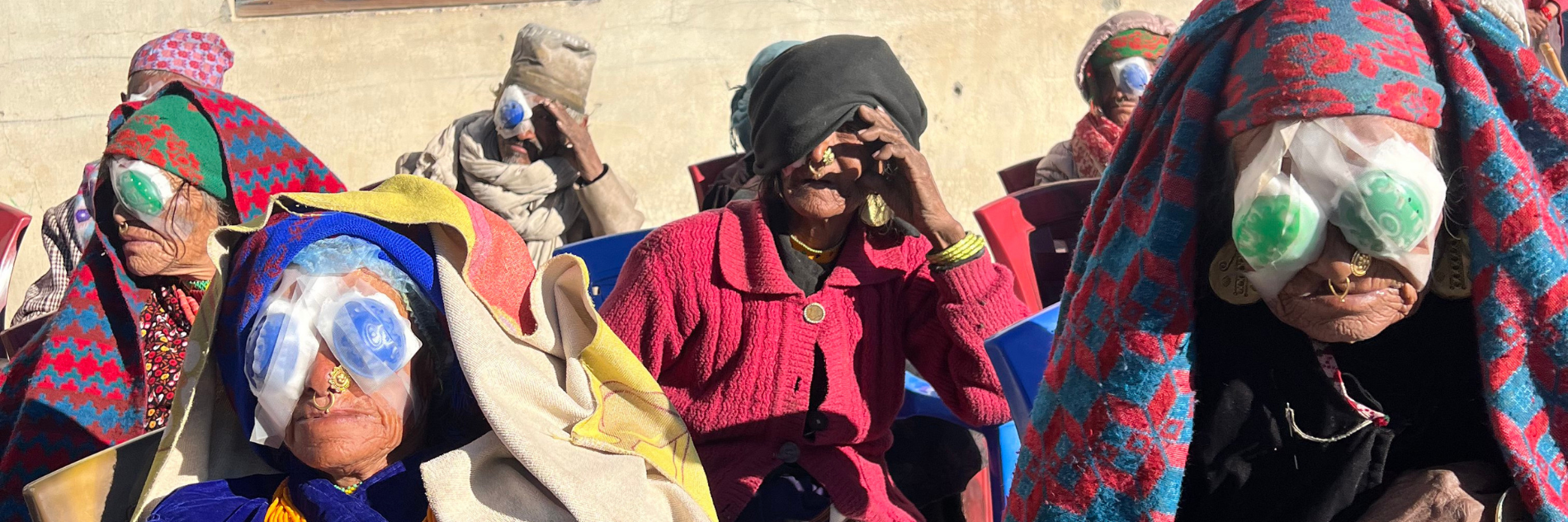 Vrouwen herstellen buiten de oogkliniek in Nepal