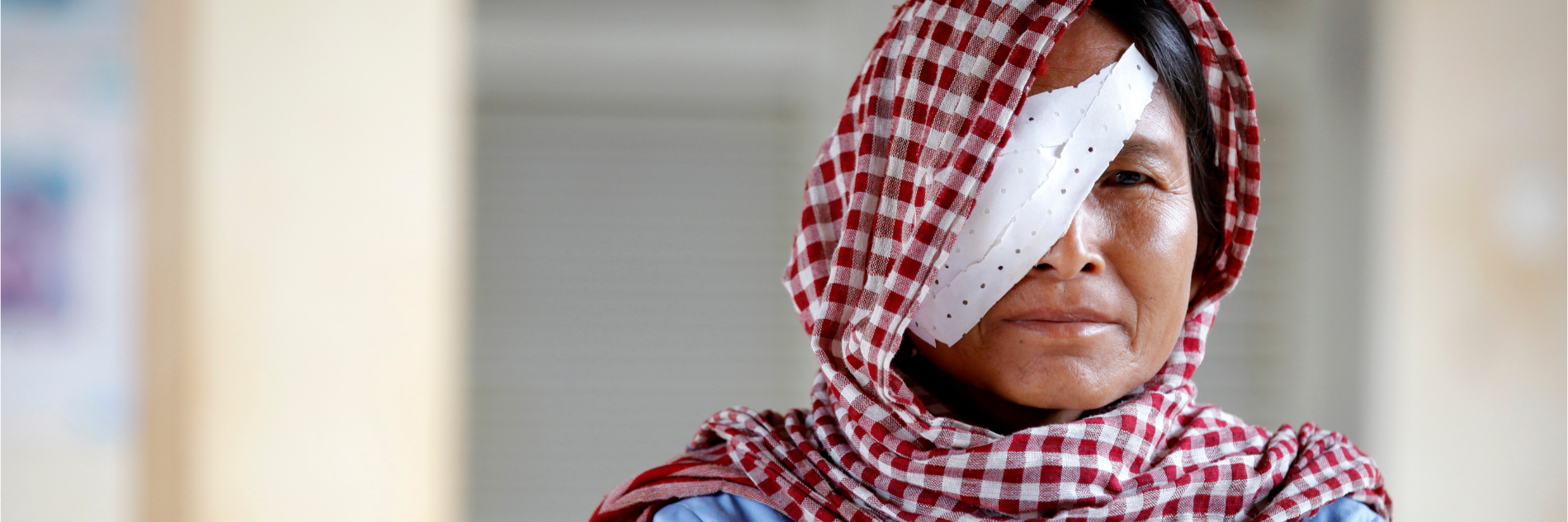 Vrouw na staaroperatie in Nepal