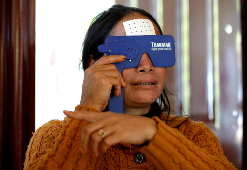 Oogscreening vrouw in Nepal door Eye Care Foundation